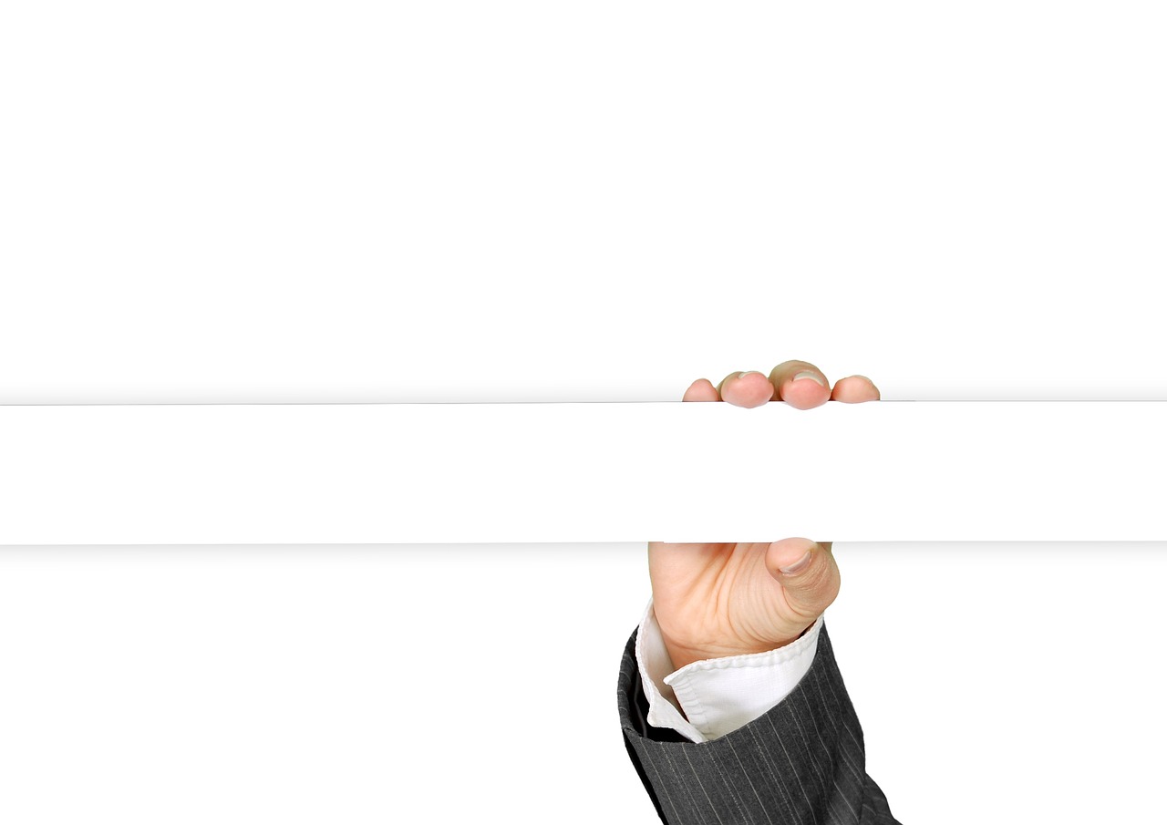 Hand, business card, keep — Why MetaTrader 4 WebTrader is Perfect for Traders on the Move